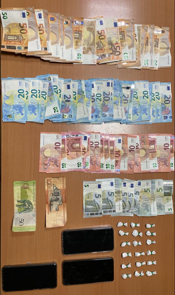 Dinero droga y telefonos incautados en Torrijos